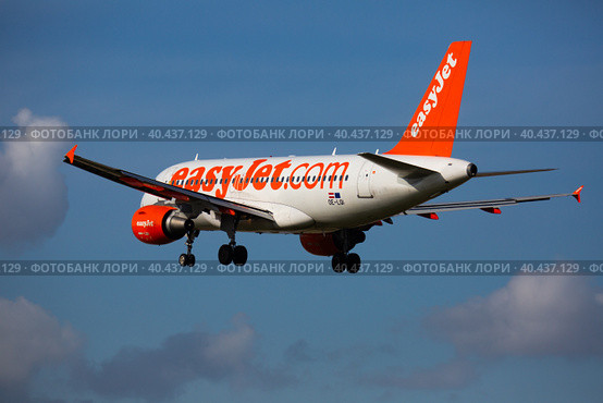 Airline EasyJet plane comes in for a landing in an aeroport El Prat city of Barcelona (2020 год). Редакционное фото, фотограф Яков Филимонов / Фотобанк Лори