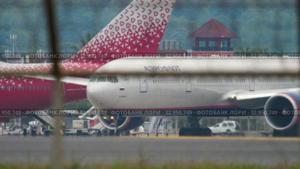 Airplane taxiing before departure (2017 год). Редакционное видео, видеограф Игорь Жоров / Фотобанк Лори