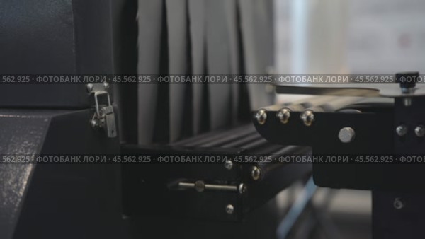 Airport security scanner conveyor belt detail showing rollers. Стоковое видео, видеограф Данил Руденко / Фотобанк Лори