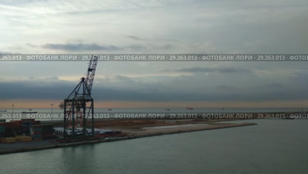 Акватория морского порта и причал с краном. Барселона, Испания (2018 год). Стоковое видео, видеограф Вадим Хомяков / Фотобанк Лори