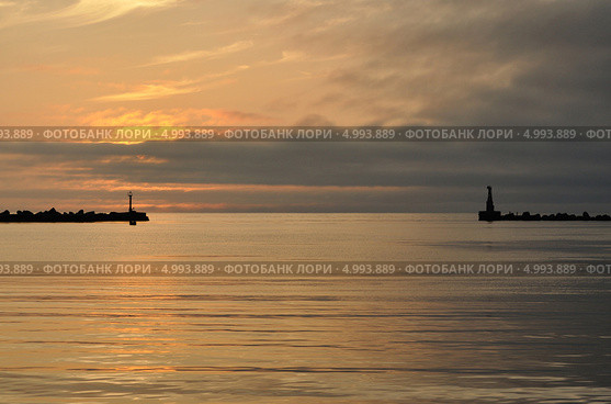 Акватория входа в морской порт на закате (Россия, Холмск) Стоковое фото, фотограф Koshman Anastasiya / Фотобанк Лори