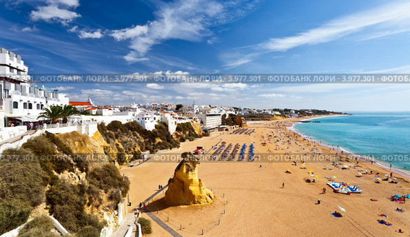 Албуфейра (Albufeira) - вид на старый город и бескрайние песчаные пляжи. Алгарве. Португалия (2012 год). Стоковое фото, фотограф Виктория Катьянова / Фотобанк Лори