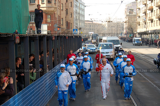 Александр Друзь несет олимпийский факел (2008 год). Редакционное фото, фотограф Vladimir Kolobov / Фотобанк Лори