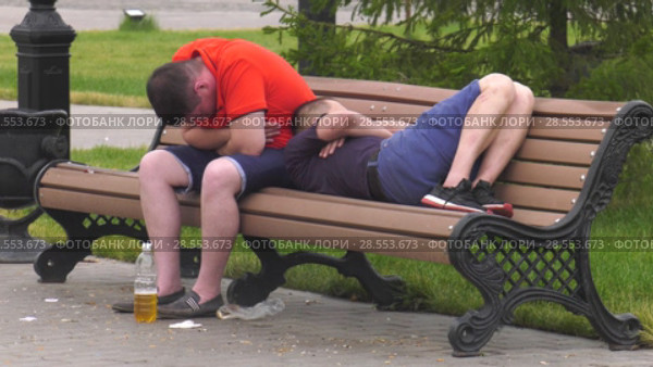 Алкоголизм в обществе. Alcoholism in society. Стоковое видео, видеограф Евгений Романов / Фотобанк Лори