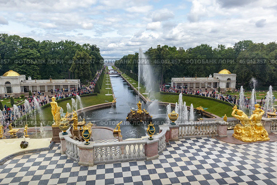 Аллея фонтанов, большой каскад, тритоны. Петергоф (2019 год). Редакционное фото, фотограф Василий Мальцев / Фотобанк Лори