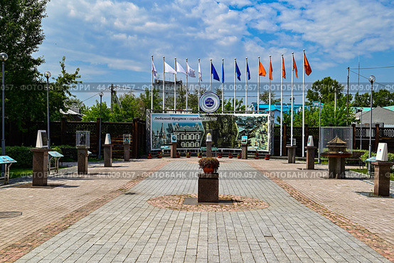 Аллея городов-побратимов. Город Иркутск (2024 год). Редакционное фото, фотограф Александр Тараканов / Фотобанк Лори