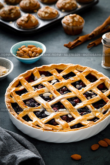 Almond and berry pie with lattice pastry. Стоковое фото, агентство Ingram Publishing / Фотобанк Лори