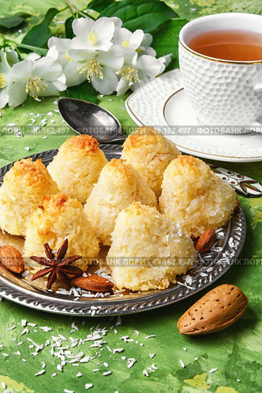 Almond cookie truffle. Dessert cake in the form of truffle for tea drinking. Стоковое фото, агентство Ingram Publishing / Фотобанк Лори