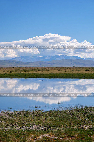 Altai landscape in the Chuya steppe with small lake and mountains. Стоковое фото, фотограф Сергей Пристяжнюк (Serg Zastavkin) / Фотобанк Лори