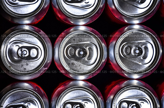 aluminum cans top view, beer cans closed, many beer aluminum cans. Стоковое фото, фотограф Олег Спиридонов / Фотобанк Лори