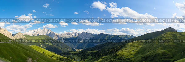 Amazing panoramic landscape at Italian South Tyrol. Стоковое фото, фотограф Николай Михальченко / Фотобанк Лори