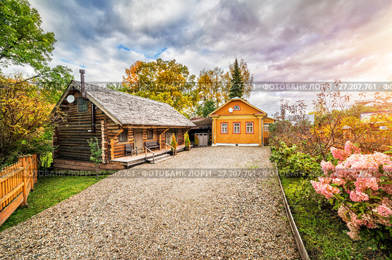 Амбар под дранкой barn with a roof made of shingle (2017 год). Стоковое фото, фотограф Baturina Yuliya / Фотобанк Лори