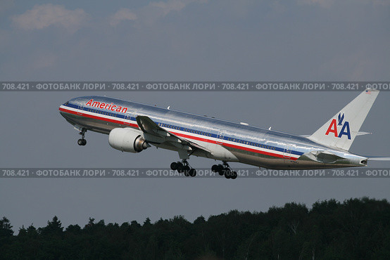 American Airlines B-777-200 вылетает из Домодедово (2008 год). Редакционное фото, фотограф Александр Тарасенков / Фотобанк Лори