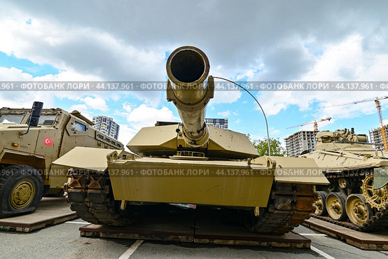 Американский танк M1A1SA «ABRAMS». Выставка трофейной техники из зоны СВО. Город Тюмень (2024 год). Редакционное фото, фотограф Александр Тараканов / Фотобанк Лори