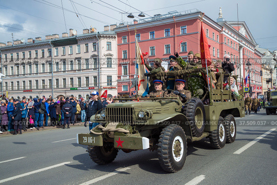 Американский военный ретроавтомобиль Dodge WC-63 на параде ретроавтомобилей в честь Дня Победы. Санкт-Петербург (2017 год). Редакционное фото, фотограф Виктор Карасев / Фотобанк Лори