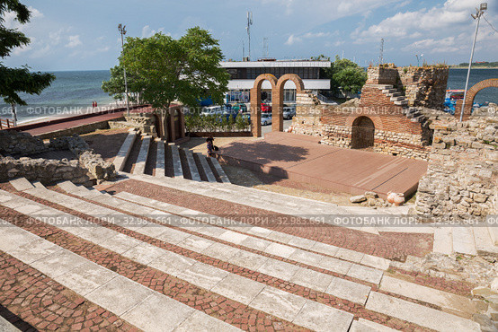 Amphitheater in Nessebar (2019 год). Редакционное фото, фотограф Юлия Бабкина / Фотобанк Лори