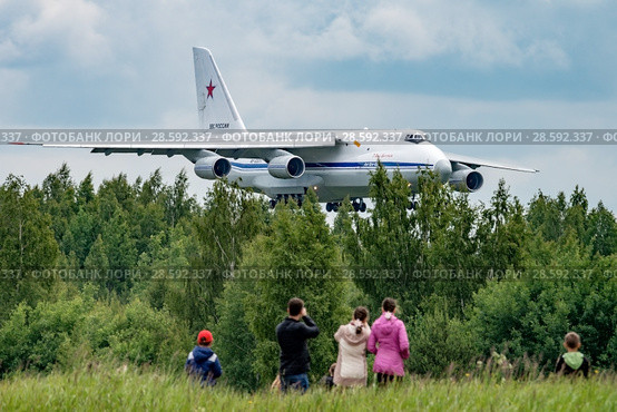 Ан-124-100 "Руслан" (бортовой RF-82011) на посадке, аэродром Мигалово, Тверь (2018 год). Редакционное фото, фотограф Alexei Tavix / Фотобанк Лори