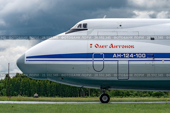 Ан-124-100 "Руслан" (бортовой RF-82011) на рулении, аэродром Мигалово, Тверь (2018 год). Редакционное фото, фотограф Alexei Tavix / Фотобанк Лори