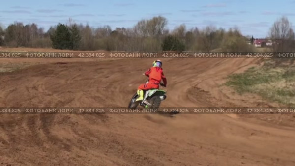 An athlete on a cross-country motorcycle makes a jump at speed. Close-up shooting. Russia. Moscow region. 03.05.2021 (2024 год). Редакционное видео, видеограф Ярославский Максим / Фотобанк Лори