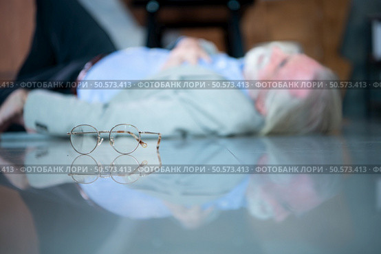 An elderly businessman fell to the floor with sudden heart failure at work. Стоковое фото, агентство Ingram Publishing / Фотобанк Лори