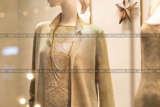 An elegant showcase of an expensive luxury store with stylish mannequins in clothes and evening lighting. The concept of shopping and sales. Стоковое фото, фотограф Photojuli / Фотобанк Лори