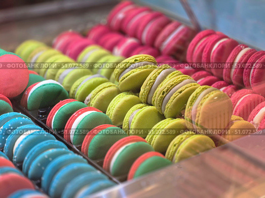 An EyeCatching and Colorful Display of Delicious Macarons is Available in a Charming Bakery Shop. Стоковое фото, фотограф Оксана Беляева / Фотобанк Лори