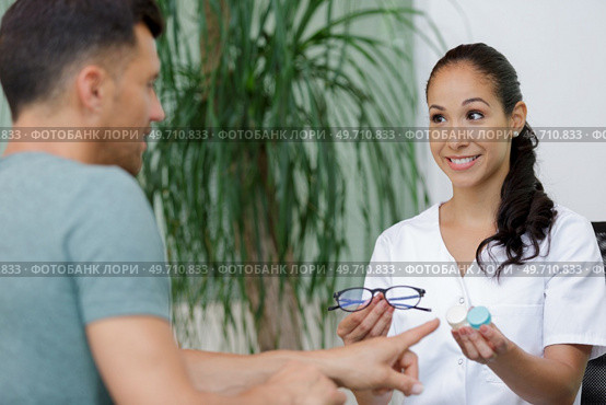 an eyesight correction concept - Стоковое фото, агентство Ingram Publishing / Фотобанк Лори