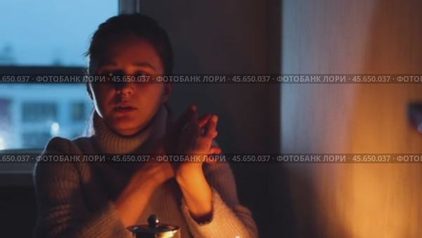 An Introspective Evening with Soft Ambient Light, Creating a Tranquil Atmosphere for Reflection. Стоковое видео, видеограф Евдокимов Максим / Фотобанк Лори