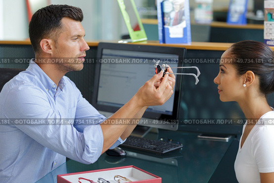 an optometrist measuring patients eyeglasses. Стоковое фото, агентство Ingram Publishing / Фотобанк Лори