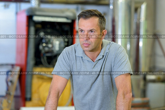 an upset worker in a factory. Стоковое фото, агентство Ingram Publishing / Фотобанк Лори