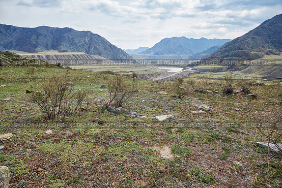 Ancient burials in the Altai mountains on terrace of the Katun and Bolshoy Yaloman rivers. (2023 год). Стоковое фото, фотограф Сергей Пристяжнюк (Serg Zastavkin) / Фотобанк Лори