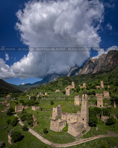 Ancient towers of the Dzheyrakh gorge in summer. Стоковое фото, фотограф Анна Костенко / Фотобанк Лори