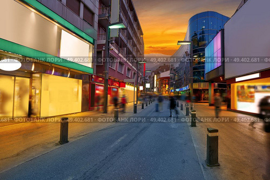 Andorra la Vella commercial area sunset street in Pyrenees. Стоковое фото, агентство Ingram Publishing / Фотобанк Лори