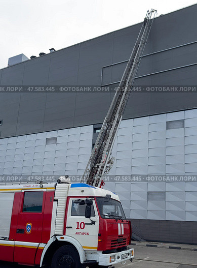 ANGARSK, IRKUTSK REGION, RUSSIA - April 08, 2025: Firefighters climb an extension ladder to the roof of a building. The work of the Russian Emergencies Ministry. Preventive training of firefighters. Редакционное фото, фотограф Виктория Катьянова / Фотобанк Лори