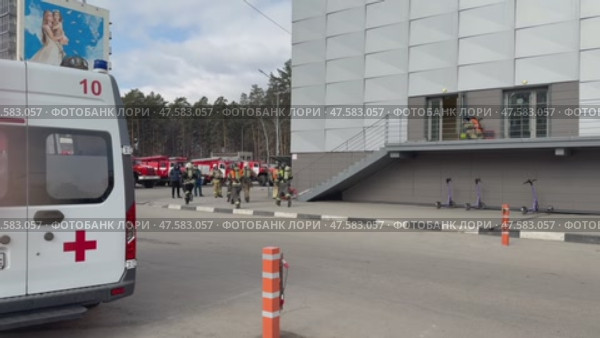 ANGARSK, IRKUTSK REGION, RUSSIA - April 08, 2025: Video of preventive training to extinguish fire in busy city shopping center. Team of firefighters in special clothing runs to entrance of  building. Редакционное видео, видеограф Виктория Катьянова / Фотобанк Лори