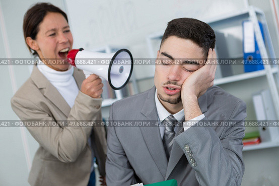 angry boss screaming at lazy worker. Стоковое фото, агентство Ingram Publishing / Фотобанк Лори