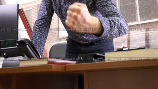 Angry, the employee threatens his fist. Стоковое видео, видеограф Aleksandr Sulimov / Фотобанк Лори