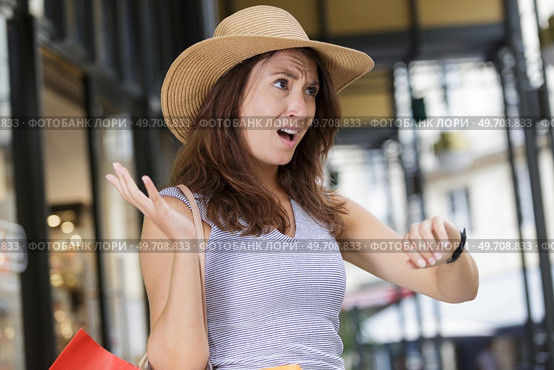 angry woman complaining about late time. Стоковое фото, агентство Ingram Publishing / Фотобанк Лори