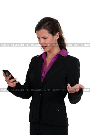 Angry woman reading a text message. Стоковое фото, агентство Ingram Publishing / Фотобанк Лори