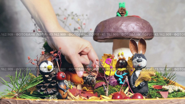 Animals and a mushroom are made of plasticine. Children's hobby. Composition of soft colored material for creativity. The girl corrects the figures with her hand. Hare, sparrow, mouse, butterfly, ant, frog. Autumn concept. Стоковое видео, видеограф Дмитрий Кобзев / Фотобанк Лори