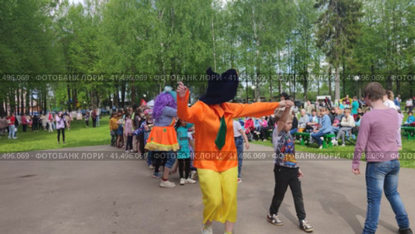 Аниматор играет с детьми на праздничном мероприятии в День защиты детей. An animator plays with children at a festive event on Children's Day. Редакционное видео, видеограф Мария / Фотобанк Лори