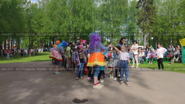Аниматор играет с детьми на праздничном мероприятии в День защиты детей. An animator plays with children at a festive event on Children's Day. Редакционное видео, видеограф Мария / Фотобанк Лори