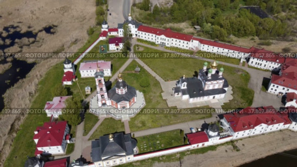 Ансамбль Троице-Сергиев Варницкого монастыря с высоты птичьего полета, Ростов Великий (2022 год). Редакционное видео, видеограф Julia Shepeleva / Фотобанк Лори