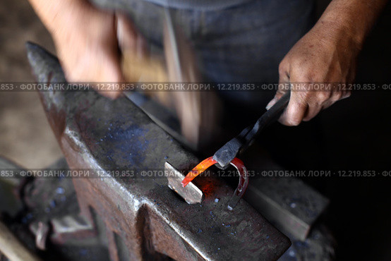 Anvil, horse shoe and hammer. Стоковое фото, фотограф Mihai Barbu / PantherMedia / Фотобанк Лори