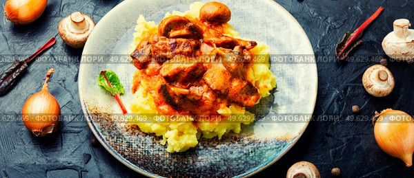 Appetizing beef stroganoff meat. Meat with mushrooms and mashed potatoes. Meat with mushrooms, Beef stroganoff. Стоковое фото, агентство Ingram Publishing / Фотобанк Лори