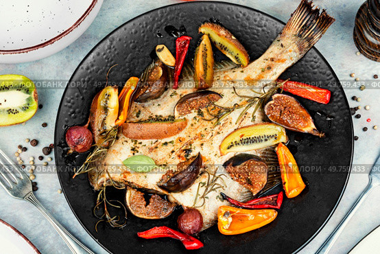 Appetizing fish of flounder cooked with fruits and vegetables. Seafood.. Tasty baked flatfish of flounder. Стоковое фото, агентство Ingram Publishing / Фотобанк Лори