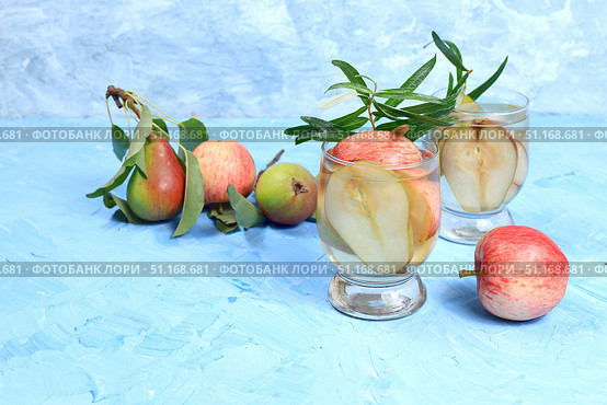 Apple and pear cider, juice or fruit drink and ingredients on a sunny table. The concept of diet and weight loss. Apples help cleanse the body and reduce weight. Healthy eating, body detoxification. Стоковое фото, фотограф Светлана Балынь / Фотобанк Лори