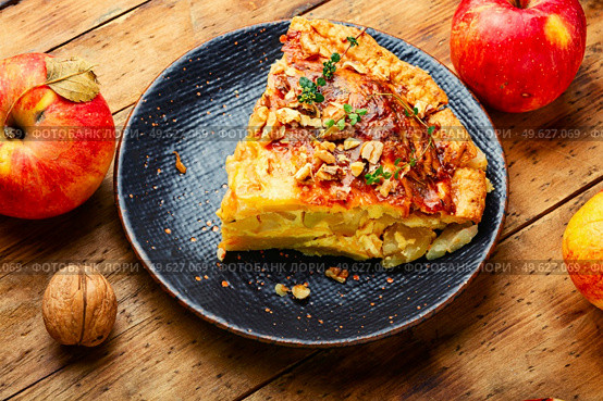 Apple quiche with cheese filling. Quiche pie with apples.. Baked quiche, open apple pie. Стоковое фото, агентство Ingram Publishing / Фотобанк Лори