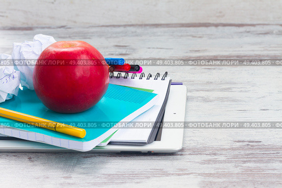 Apple with school supplies on white aged wooden table. Apple with school supplies. Стоковое фото, агентство Ingram Publishing / Фотобанк Лори