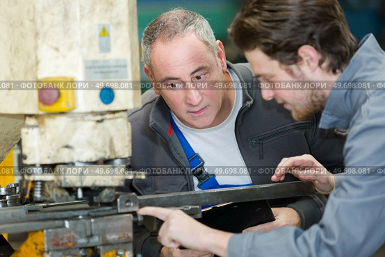 apprentice learning to operate a machine. Стоковое фото, агентство Ingram Publishing / Фотобанк Лори